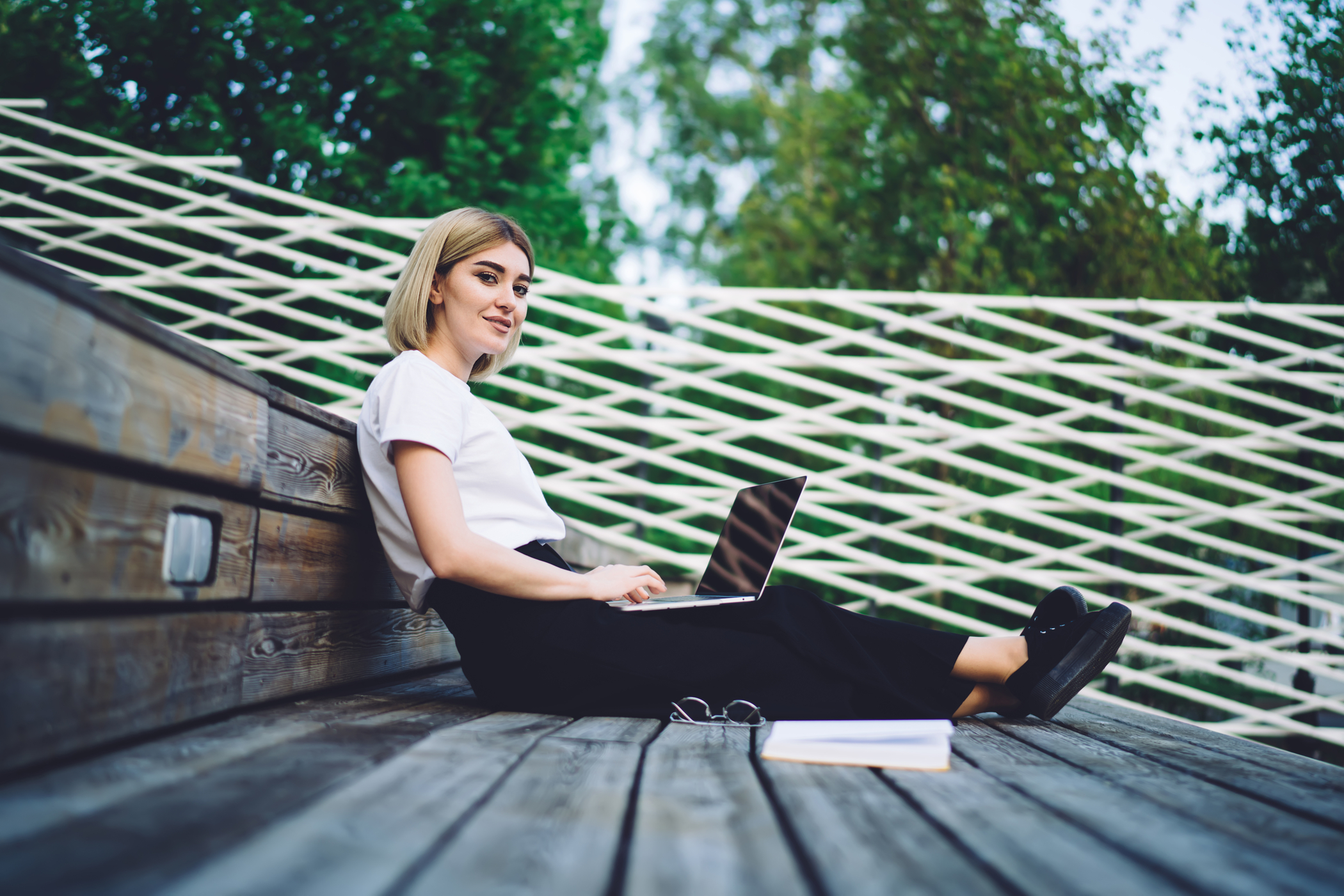 Woman uses a laptop outside, connected via mobile edge computing